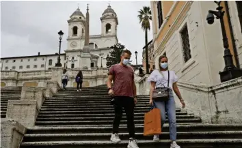  ?? AP ?? In Rom galt bereits eine Maskenpfli­cht im Freien, nun wurde sie für das ganze Land angeordnet.