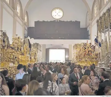  ?? CLARA CARRASC ?? Hermanos en el interior de la Parroquia del sagrado Corazón de Jesús.
Imagen titular de la Hermandad de la Redención.