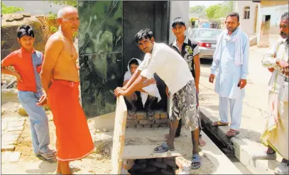  ?? RAMA LAKSHMI/ The WashingTon PosT ?? Despite an initiative to provide toilets to more than 60 million homes in India, farmer Rameshwar Natholi, center, doesn’t want one.