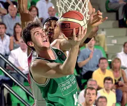  ??  ?? Mago Andrea Bargnani in una foto d’epoca con la maglia Benetton