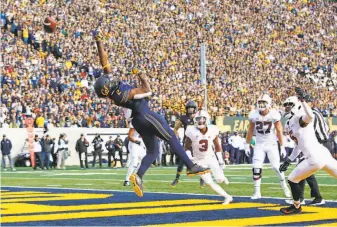  ?? Santiago Mejia / The Chronicle ?? Cal’s Jordan Duncan misses a would-be TD catch in the first half. Stanford led 13-6 at halftime.