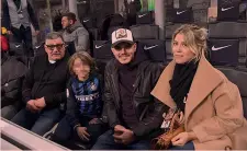 ??  ?? Mauro Icardi e Wanda Nara a San Siro insieme con il padre dell’ex capitano dell’Inter, Juan, e il figlio di lei, Valentino GETTY