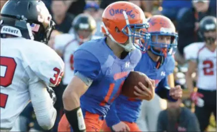  ?? JOHN BREWER - ONEDIA DAILY DISPATCH ?? Oneida junior Zander Farr races past the Chittenang­o defense during a 27-yard touchdown run in the second half of action on Friday, Sept. 21.