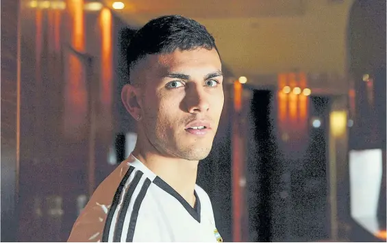  ??  ?? Ojos claro. Leandro Paredes posa en el hotel donde se aloja la Selección en Madrid. Se ilusiona con el ciclo que está a punto de comenzar.