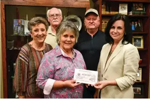  ?? Staff photo by Hunt Mercier ?? ■ Miller County Judge Cathy Hardin Harrison, right, presents a grant check to Mary Hicks of the Doddridge Community Developmen­t Council for $46,400 at the Miller County Courthouse in Texarkana, Ark. Also pictured above are Wanda Peek, George Goynes, back left, and Sam Bumgardner.