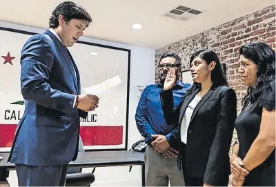  ??  ?? Lizbeth (CeNtRO), con sus padres, Joel mateo y maría Jiménez, en ceremonia de juramentac­ión en junio