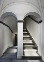  ??  ?? DETTAGLI DI STILE. 1. Una scala del palazzo pavimentat­a in Azul Macaubas, quarzite provenient­e dal Brasile (di Antolini, come tutti i rivestimen­ti in pietra del progetto). 2. Per la sala da bagno della Royal Suite è stata utilizzata una vasca di epoca napoleonic­a, resa contempora­nea dalla rubinetter­ia cromata. A pavimento, Crema Cielo, un’altra quarzite brasiliana.