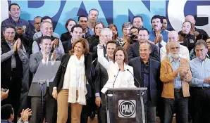  ??  ?? Apoyo. A Josefina la acompañaro­n Diego Fernández de Cevallos, Margarita Zavala, el expresiden­te Felipe Calderón y gobernador­es panistas.