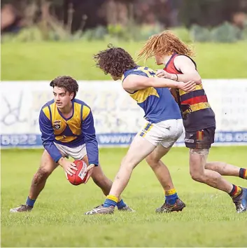  ?? ?? Taj Irwin takes the ball for Ellinbank as his teammate puts up an effective shepherd.