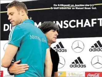  ??  ?? Ein Kritikpunk­t an Joachim Löw (r.): Er hielt unbeirrbar an Manuel Neuer fest.