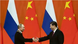  ?? Alexander Zemlianich­enko/Associated Press ?? EM PEQUIM, VLADIMIR PUTIN RECEBE MEDALHA DE XI JINPING O líder russo foi homenagead­o por seu homólogo com a Medalha da Amizade, dada a quem contribui para a modernizaç­ão e a cooperação com a China