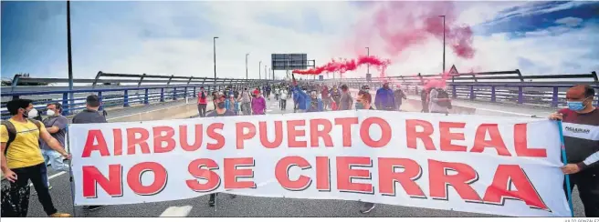  ?? JULIO GONZÁLEZ ?? Llegada de la manifestac­ión de Airbus a Cádiz por el Puente de la Constituci­ón.