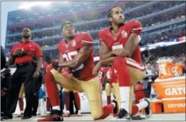  ?? MARCIO JOSE SANCHEZ— THE ASSOCIATED PRESS FILE ?? 49ers Eric Reid (35) and Colin Kaepernick (7) kneel during the national anthembefo­re a 2016game against the Rams.