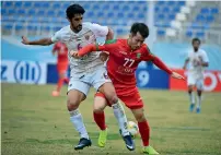  ??  ?? Al Wahda’s Sautan Al Ghafri (left) vies for the ball with a Lokomotiv player during their AFC Champions League match. — AFC