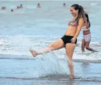  ??  ?? Sonrisas Aún decidiendo si ingresa o no al mar a darse un verdadero baño. Mientras tanto chapotea en la costa.