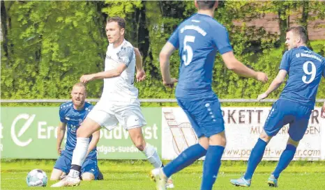  ?? FOTO: SCHERWINSK­I ?? Schwarz-Weiß Donau (weiß) musste sich den Sportfreun­den Hundersing­en (blau) zuhause mit 2:3 geschlagen geben.