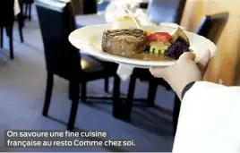  ??  ?? On savoure une fine cuisine française au resto Comme chez soi.