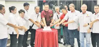  ?? ?? (From fifth left) Tang, Chiew, Kong and club committee members jointly cut the RTC 15th anniversar­y cake.