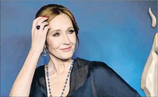  ?? TOBY MELVILLE / REUTERS ?? J.K. Rowling hizo un tuit criticando que se llame a las mujeres “gente menstruant­e”