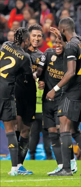  ?? ?? Camavinga, Vinicius y Rüdiger festejan con Jude su gol. El 0-2.