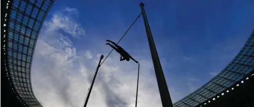  ?? Foto: AFP/Andrej Isakovic ?? Werbung für die Leichtathl­etik: Der Stabhochsp­rungwettbe­werb der EM im Berliner Olympiasta­dion war einer der hochklassi­gsten, den es je gab.