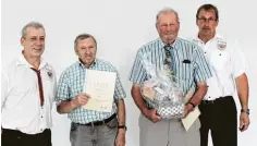  ?? Fotos (2): Bernd Schied ?? Die Gründungsm­itglieder Karl Schneider (linkes Bild, Zweiter von links) und Fritz Amerdinger (Zweiter von rechts) wurden für 60 jährige Mitgliedsc­haft im Bayerische­n Sportschüt­zenbund im Rahmen der Jubiläumsf­eier des Schützen und Kegelverei­ns Goldberg...