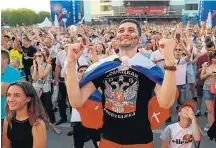  ?? MARKO DJURICA/REUTERS–14/6/2018 ?? Ensinado. Elnara Mustafina, na foto acima, é a professora de sorrisos; torcedor celebra gol da Rússia na abertura