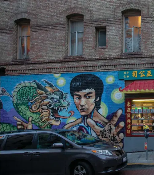  ?? KARL MONDON/STAFF ?? San Francisco’s Chinatown provided the setting for Amy Tan’s iconic novel, “The Joy Luck Club.”