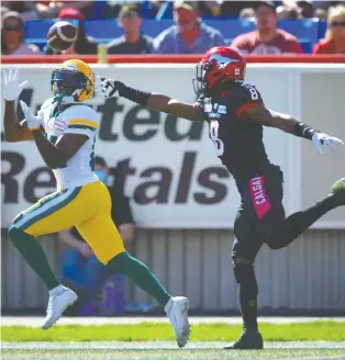  ?? AL CHAREST ?? Edmonton Elks receiver Earnest Edwards hauls in a touchdown catch in front of Dashaun Amos of Calgary during Monday's Labour Day game, the first of a back-to-back set against the Stampeders.