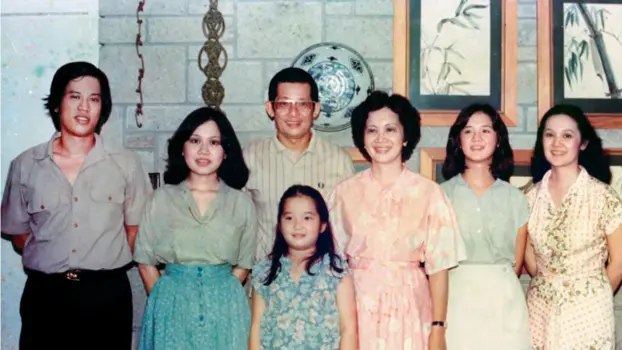  ??  ?? THE couple with their children Nonoy, Pinky, Kris, Viel and Ballsy.