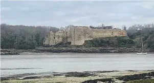  ?? | PHOTO : OUEST-FRANCE ?? Les ruines du château du Guildo sont visibles de l’autre côté de la rive. Il servait à contrôler le franchisse­ment de l’Arguenon.