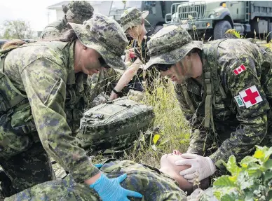  ?? CPL PETER FORD ?? Canadian reserve soldiers from 33 Field Ambulance participat­e in simulated casualty training at CFB Gagetown in New Brunswick. A recent study showed that those who trained on live pigs find it more realistic than simulators.