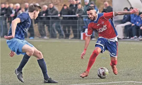  ?? RP-FOTO: MARKUS VAN OFFERN ?? Levon Kürkciyan (rechts) will auch im Heimspiel des 1. FC Kleve wieder zeigen, wie torgefährl­ich er ist.