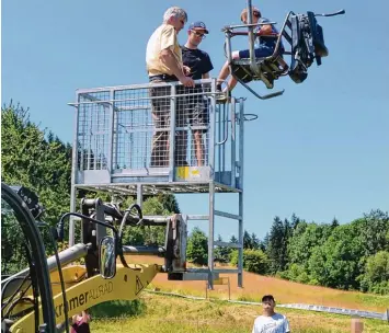  ?? Foto: Polizei ?? Zu einem außergewöh­nlichen Einsatz wurden gestern die Bergwacht Nesselwang und die Polizei gerufen: Mehrere Personen mussten aus einer Sesselbahn an der Alpspitze geborgen werden.