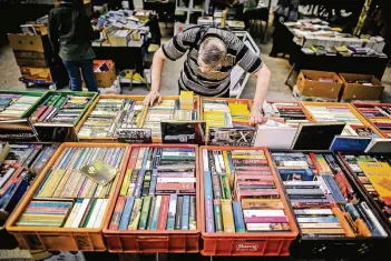  ?? FOTO: ANDREAS ENDERMANN ?? Auf der Büchermeil­e darf in aller Ruhe gestöbert werden.