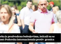  ??  ?? DOMIŠLJATE PAROLE Povorka je predvođena bubnjevima, isticali su se transparen­ti s porukama poput: Pederska internacio­nala protiv granica