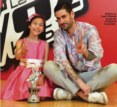  ??  ?? Melani y su ‘coach’ Melendipos­an con el trofeo de ‘La voz kids’.