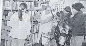  ?? REPRO: HERLINDE GROSS ?? Büchereile­iterin Schwester Meletina mit Helferin Maria-Luise (links) suchen ür die Kindergrup­pe entspreche­nde Literatur aus. 1999 boomt die Bücherei nach allen Regeln der Kunst.