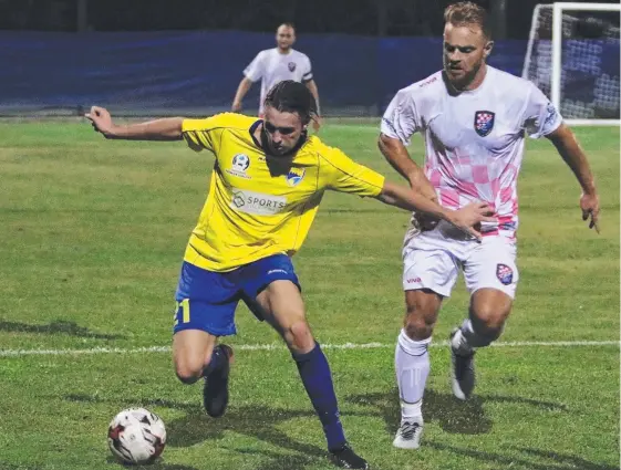  ?? Picture: CRAIG CLIFFORD/SPORTSPICS ?? Gold Coast United's Curtis Stollery (left) is stalked by the Gold Coast Knights' Justyn McKay in their FFA Cup clash.