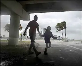  ??  ?? Après avoir ravagé les Antilles françaises, l’ouragan Irma a frappé de plein fouet la Floride, dimanche, tuant au moins trois personnes.