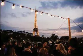  ??  ?? De l’Opéra à l’Alma (ici, Monsieur Mouche), Paris fait la fête aux beaux jours.