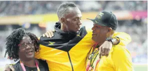  ?? RICARDO MAKYN//CHIEF PHOTO EDITOR ?? Jennifer Bolt (left) with son Usain and husband Wellesly at the 2017 World Championsh­ips in London.