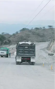  ?? FOTO: EL HERALDO ?? Los conductore­s de la carretera CA-5 se quejan constantem­ente de pagar peaje pese a que en el kilómetro 67 hay un tramo afectado.