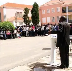  ??  ?? NICOLAU VASCO | EDIÇÕES NOVEMBRO Jovens são incentivad­os a apostar na formação académica