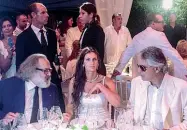  ??  ?? A tavola per solidariet­à Stefano Ricci, Andrea Bocelli e la moglie Enrica Cenzatti