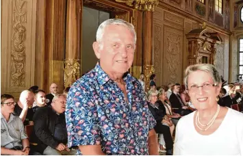  ?? Foto: Jens Reitlinger ?? Barbara Kraus und Werner Mayer gehören zu Geehrten, die im Goldenen Saal des Augsburger Rathauses die Ehrenamtsk­arte überreicht bekamen.