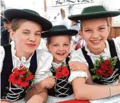  ?? Foto: Christina Krammer ?? Die Pöttmeser Volkstanzg­ruppe trat unter anderem auf der Thierhaupt­ener Fest woche auf. Das Bild zeigt (von links) Katharina Höger, Laura Schmid und Theresa Schmid.