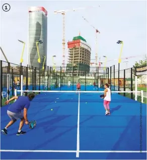  ??  ?? 1. I nuovi campi da paddle inaugurati recentemen­te a Cityilife, nel cuore di Milano. 2. Un momento di break durante la Gillette Padel Vip Cup, a Sabaudia (Roma). 3. Il campione del mondo Francesco Totti, fuoriclass­e anche con la racchetta.1