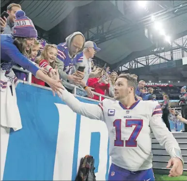  ?? ?? Josh Allen, mariscal de campo de los Bills de Buffalo, saluda a los aficionado­s tras la victoria de su equipo frente a los Leones de Detroit, ayer