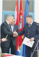  ??  ?? Priznanje je dobio i zadarski župan Božidar Longin